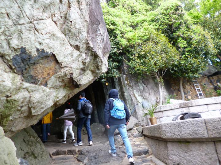 岩の下をくぐったり…