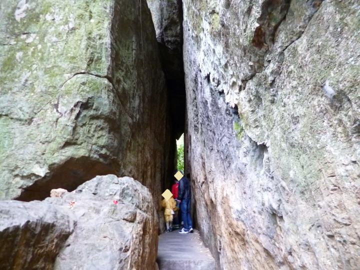 いきなり、こんな岩が!テンションが上がります!