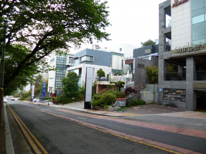 コーヒーを飲もうと立ち寄ると、ショートケーキが10000W、高くて退散しました。