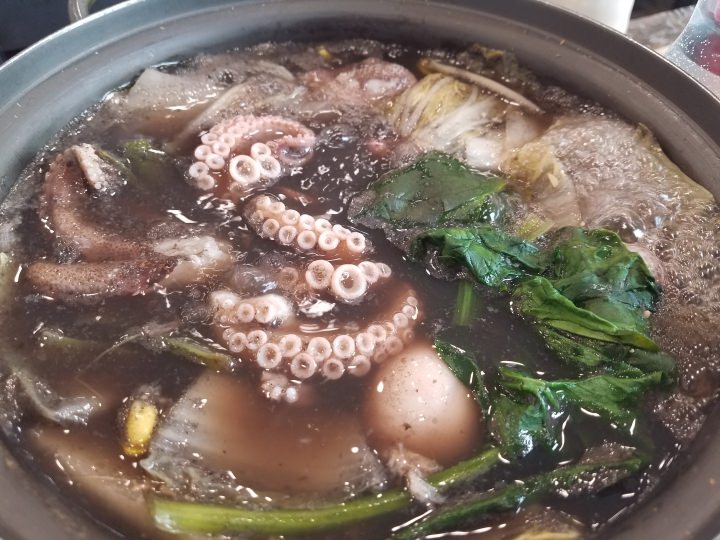 煮えてくるとタコの墨でスープが黒くなります