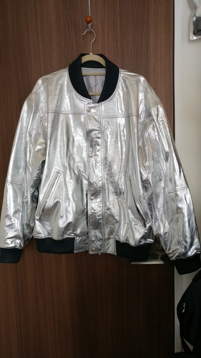 シルバーのレザー