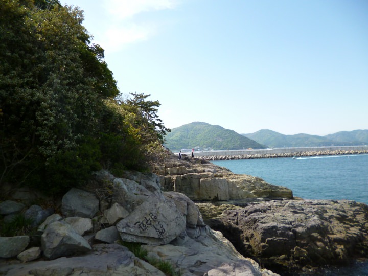 崖のあちこちでカップルが自撮り棒撮影しています。危険です。