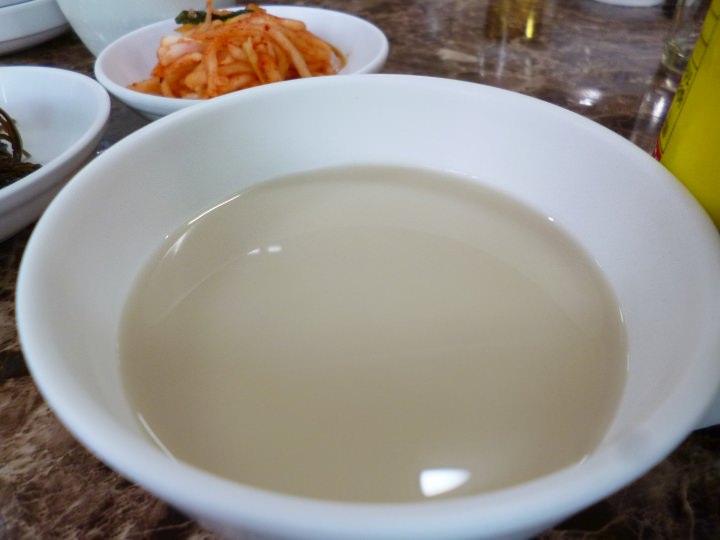 マッコリの色が蕎麦の色っぽいですが、大丈夫です。