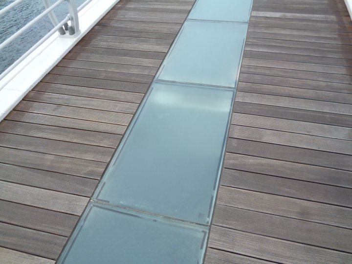 スケルトンの道。もしも割れたら…と思います。