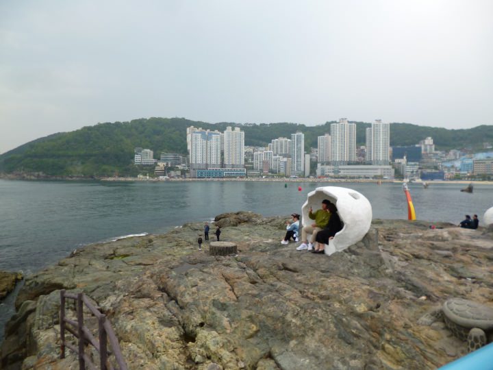 人魚姫が座る貝殻みたいな椅子。