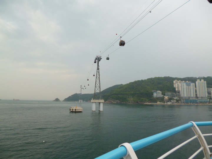 海上ケーブルカーが頭上を通り過ぎます…でもこっちは無料だぞっ!!