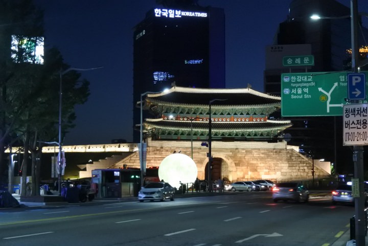明洞駅からすぐです。南大門からも歩ける距離です