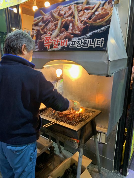 骨付きカルビはお店の人が焼いてくれます