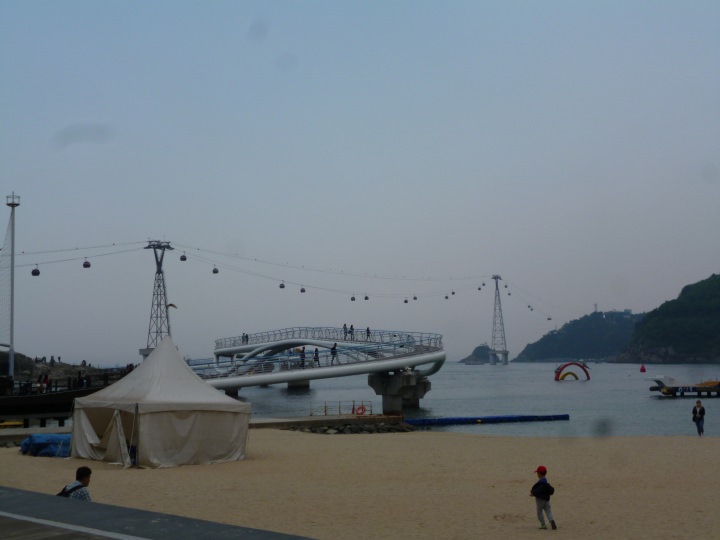 遠くに海上ケーブルカーと、海上散歩道が!