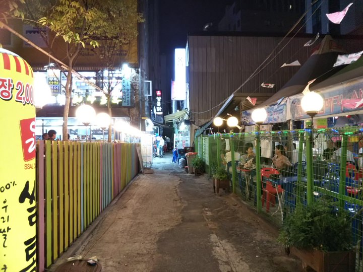 右側はビアガーデンのような感じです。ここの路地から入ります