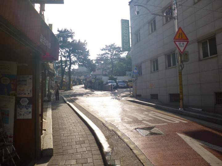 このような坂を上ります。