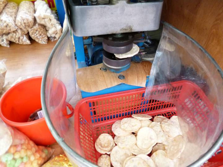 出来立ては美味しいんです。1袋購入すると、8枚位掴んでサービスして下さいました。