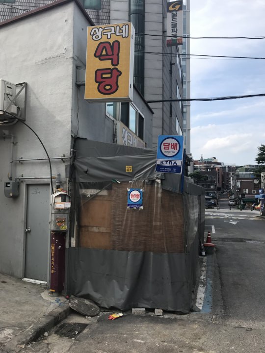 良く見ると店が道路にはみ出しています(笑)。