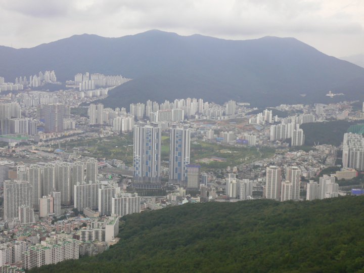 同。中央の緑は釜山市民公園。奥にオリニ大公園。
