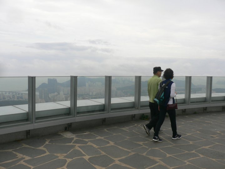 やっと荒嶺山展望台に到着。