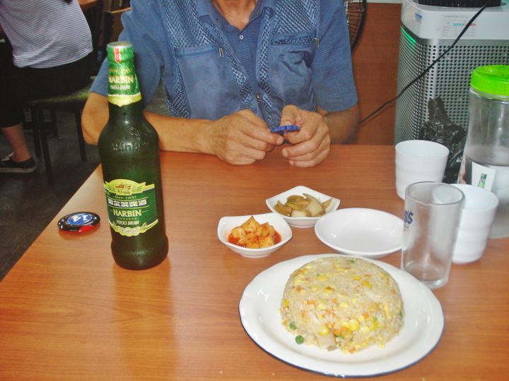 ハルビンビールと豚チャーハン、ご主人が若干挿入