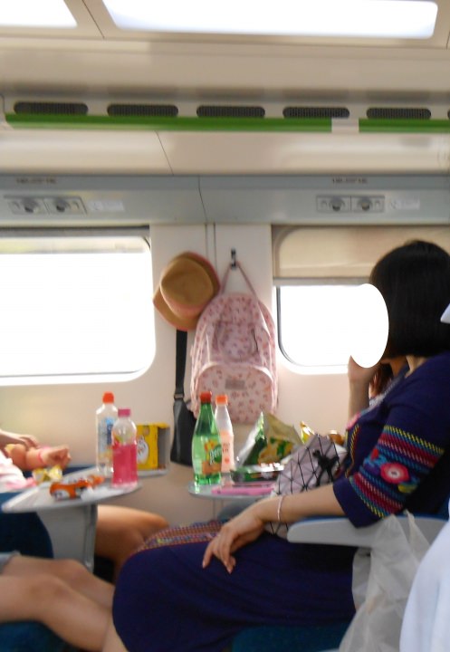 隣の4人様がお菓子とジュースを広げています。もう少し静かに食べて欲しかったです…