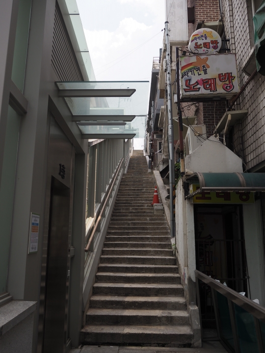 下から望む108段