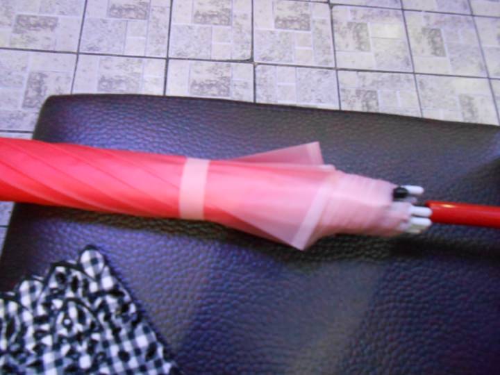 店主がお店の奥から探して下さった赤い傘。嬉し涙がこぼれます。