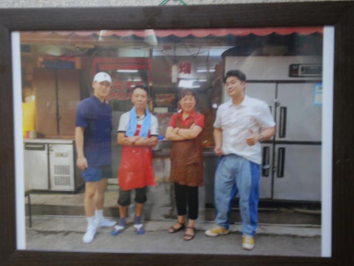 お店の急拡大の原因となった최자(一番右)さんのネット番組での記念写真