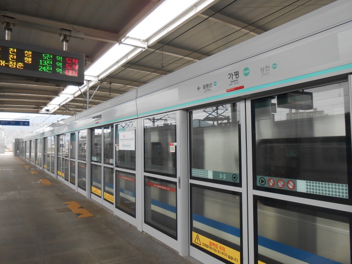 加平駅に到着。平日にも関わらず、どっと沢山の観光客が出てきました。