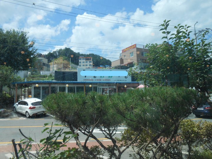 循環バスの時間まで、オンドル席で外を眺めながらゆっくり過ごしました。