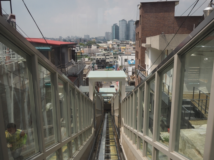 エレベーターの中から