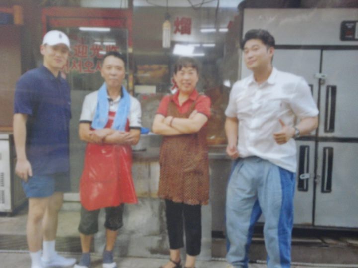 左から番組スタッフ、ご主人、奥様、최자さん