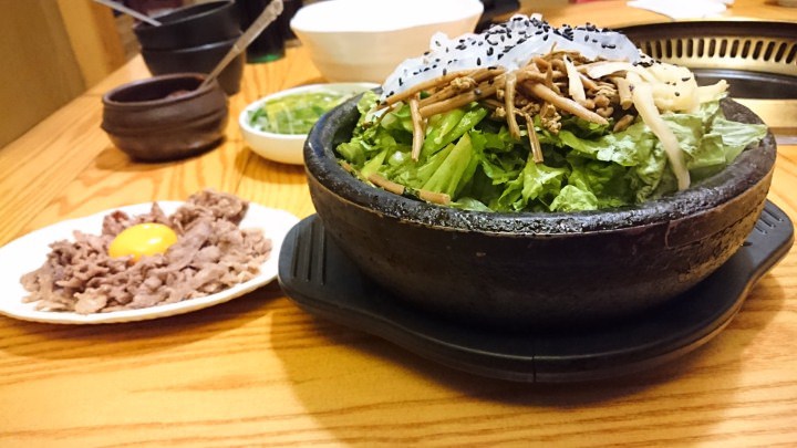 横から見てもわかるほどの高さ、メニュー写真では横に並べられていますが実際は縦の層のように重ねられています