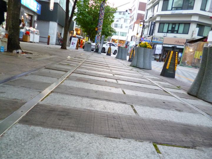 すぐ近くには廃線?を利用した道。何の廃線なんでしょう…?