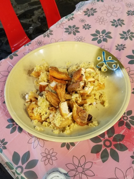 大量のマヌルの下にチキンがいっぱい♪