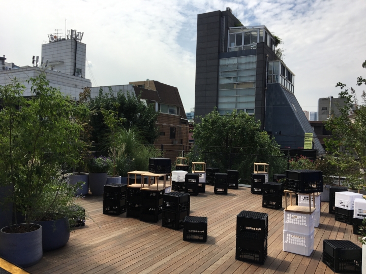 屋上の休憩スペース。