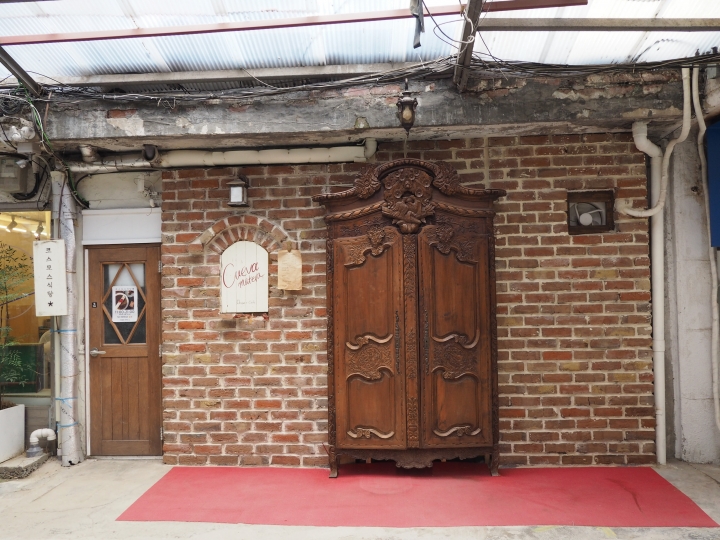 別のカフェの入り口。