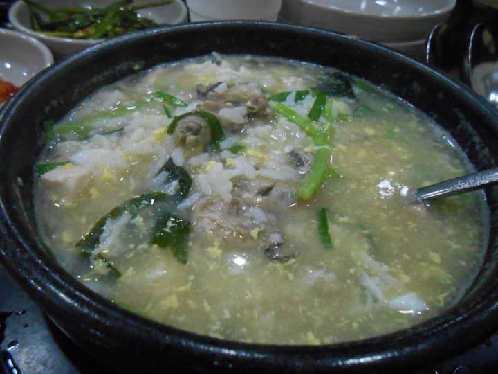 よくかき混ぜて卵を煮えさせます。