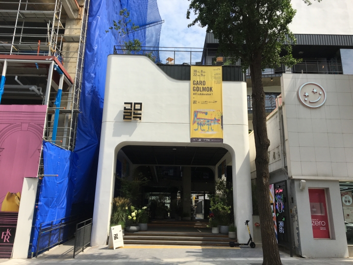 小さめの入口外観。