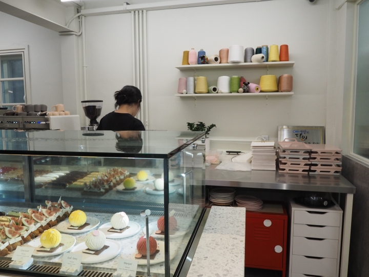 この日はモンブラン３種、ほかにエクレアもたくさん