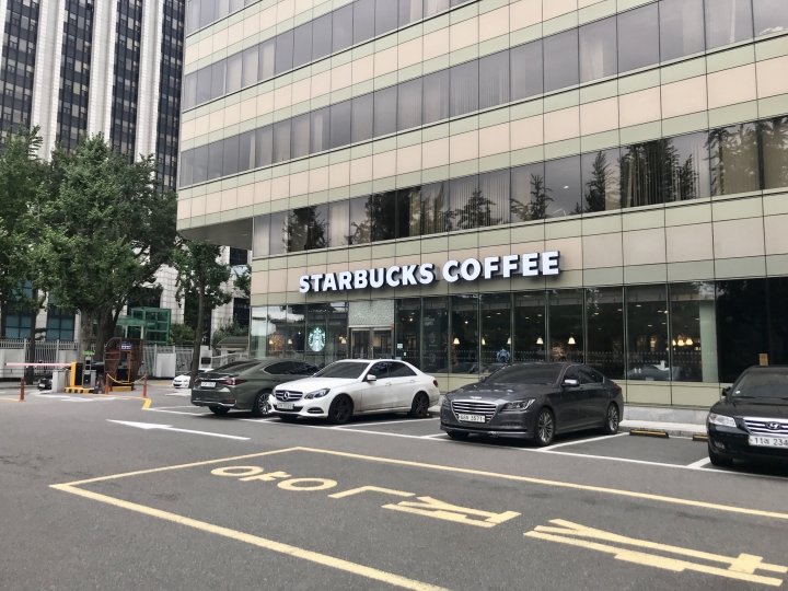 STARBUCKS COFFEE 積善店｜市庁・光化門(ソウル)のグルメ・レストラン｜韓国旅行「コネスト」 STARBUCKS COFFEE 積善店｜市庁・光化門... 