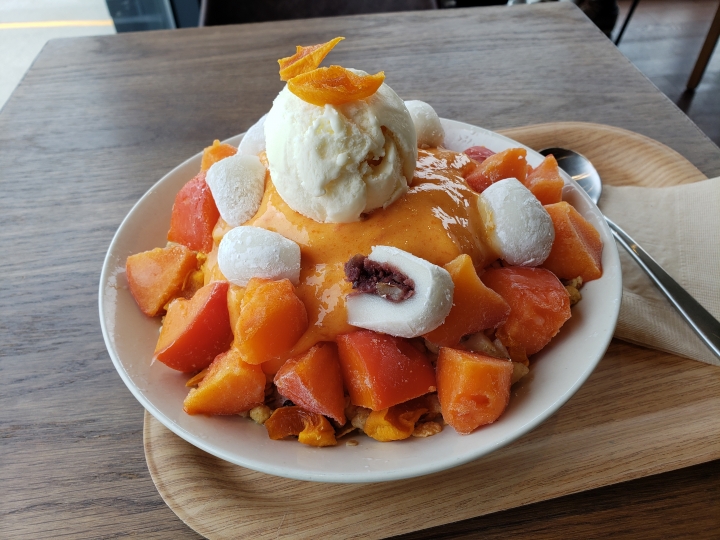 紅柿シロップ、干柿、冷凍柿、餅、バニラアイスがのっていて美味しい。店員さんの心配をよそに完食しました。