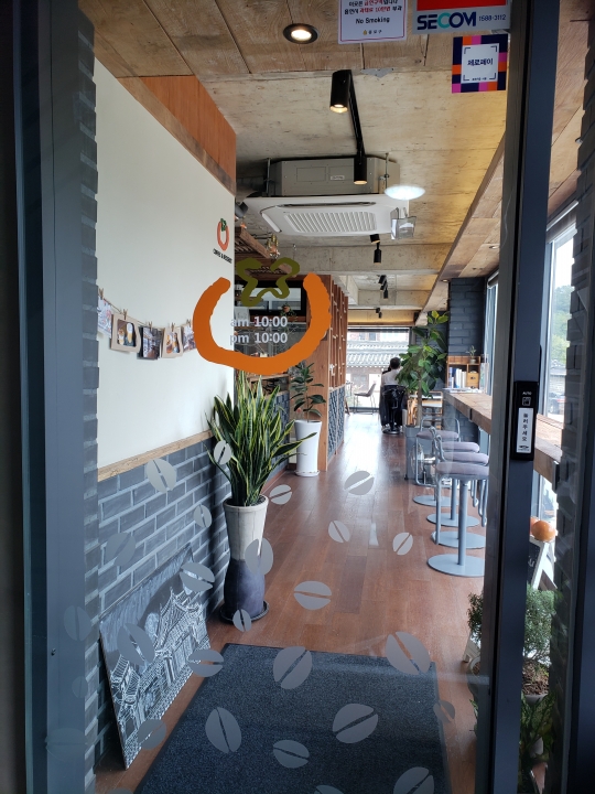 細長い店内で奥は客席