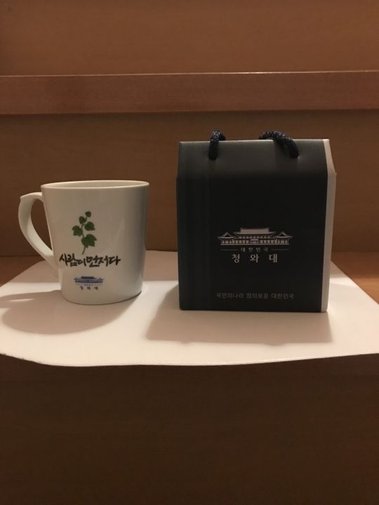 記念品はこんなマグカップ