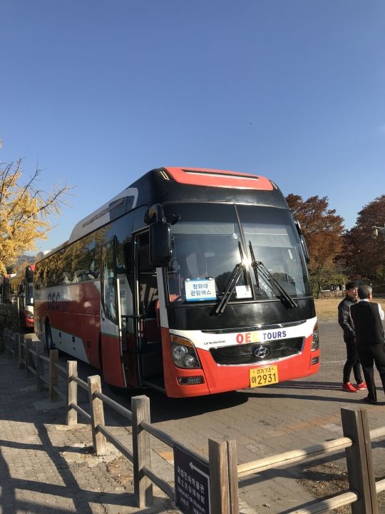 こんなバスで敷地内に向かいます