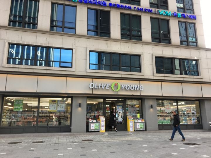 OLIVE YOUNG 鶴洞中央店｜狎鴎亭・清潭洞(ソウル)のショッピング店｜韓国旅行「コネスト」 OLIVE YOUNG 鶴洞中央店｜狎鴎亭・清潭洞... 