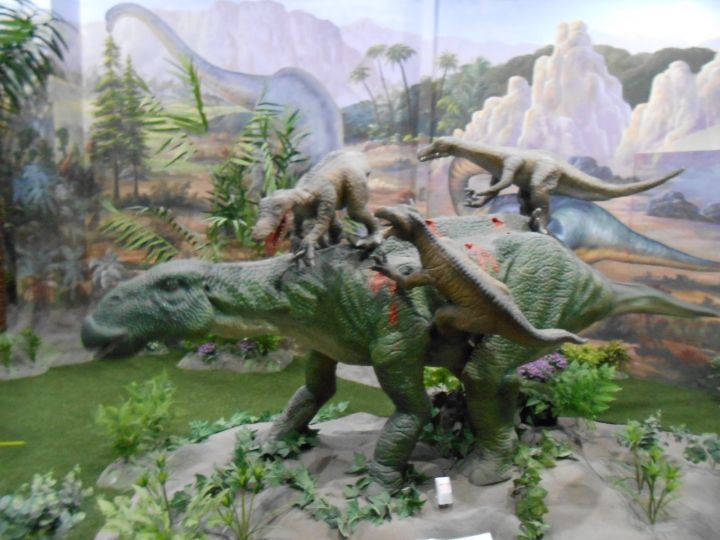 プシタッコサウルスが、襲われています。