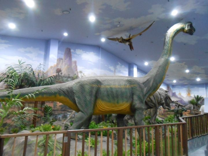 ブラキオサウルス…ものすごくデカいです。プテラノドンも飛んでいます。