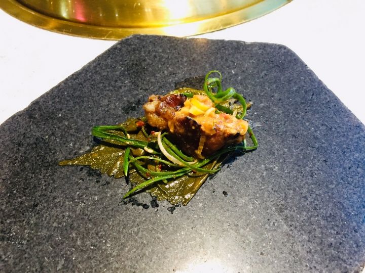 石の皿の上の肉。