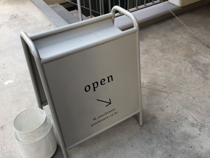 小さめの看板が立っています