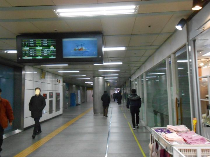 乙支路入口駅に到着。12/31の昼すぎですが、普段通りな感じです。