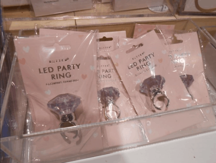 パーティー用のキラキラ光る指輪。