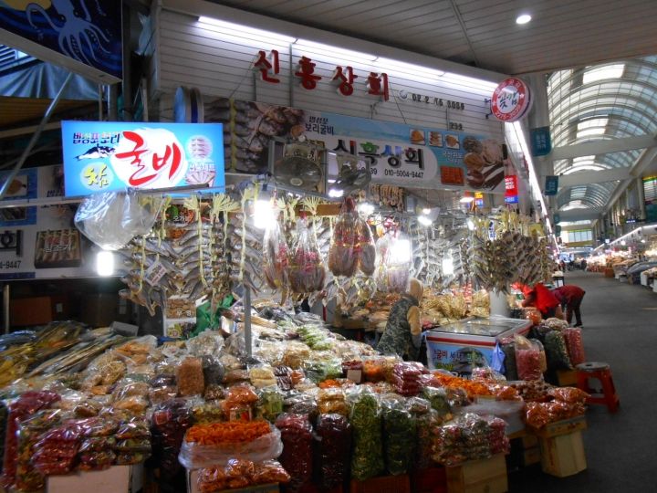 中部市場の大通り沿い、トンミョン商会の斜め前です。