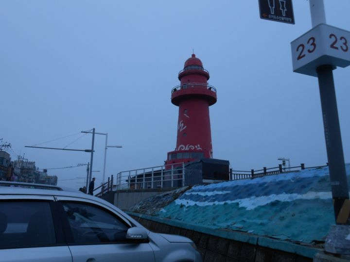 この赤い灯台がオイドの観光スポットのようです。この前にタクシーが並んでいます。